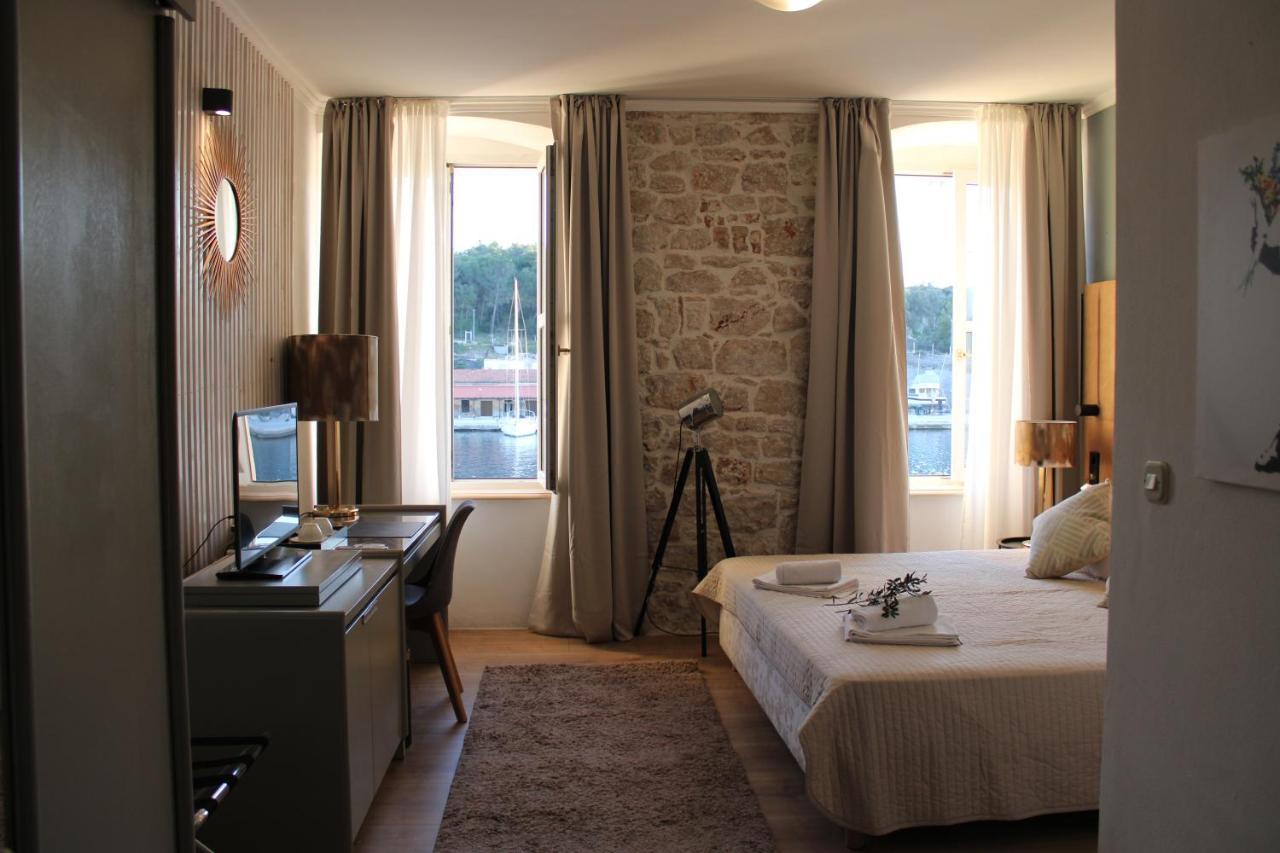 Olife Guesthouse Milna  Extérieur photo