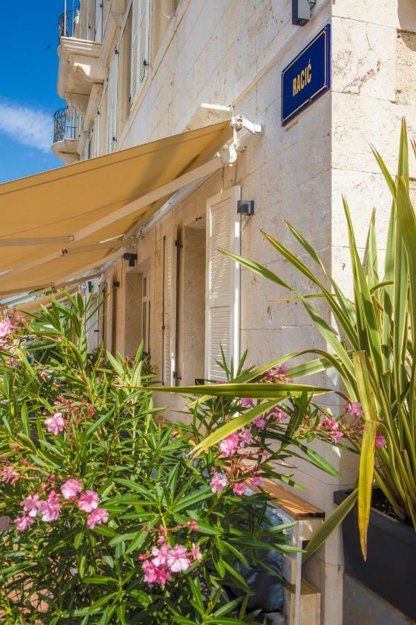Olife Guesthouse Milna  Extérieur photo