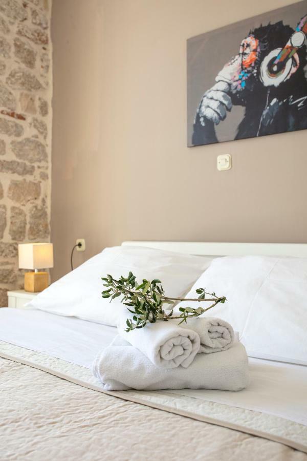 Olife Guesthouse Milna  Extérieur photo